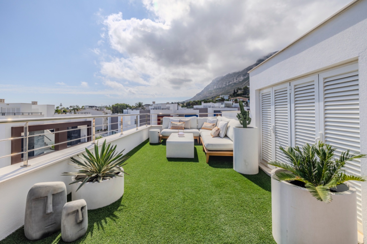 Prachtige geschakelde woning met een spectaculaire dakterras op slechts een paar stappen van het centrum van Denia.