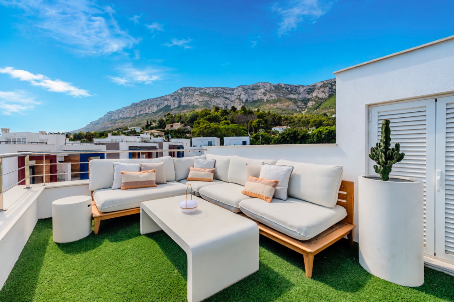 Prachtige geschakelde woning met een spectaculaire dakterras op slechts een paar stappen van het centrum van Denia.