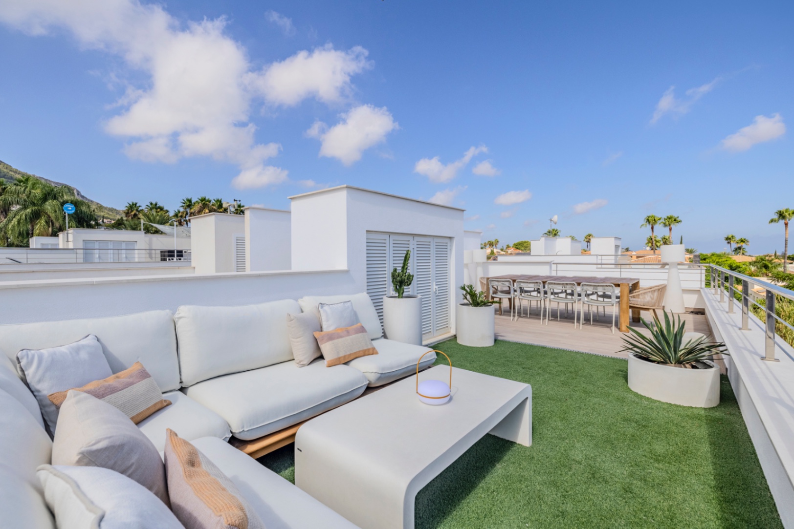 Prachtige geschakelde woning met een spectaculaire dakterras op slechts een paar stappen van het centrum van Denia.