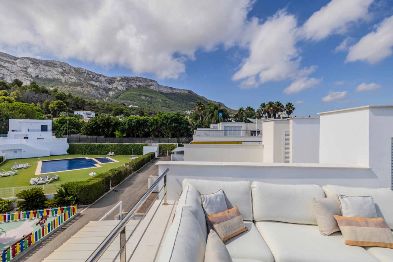 Prachtige geschakelde woning met een spectaculaire dakterras op slechts een paar stappen van het centrum van Denia.