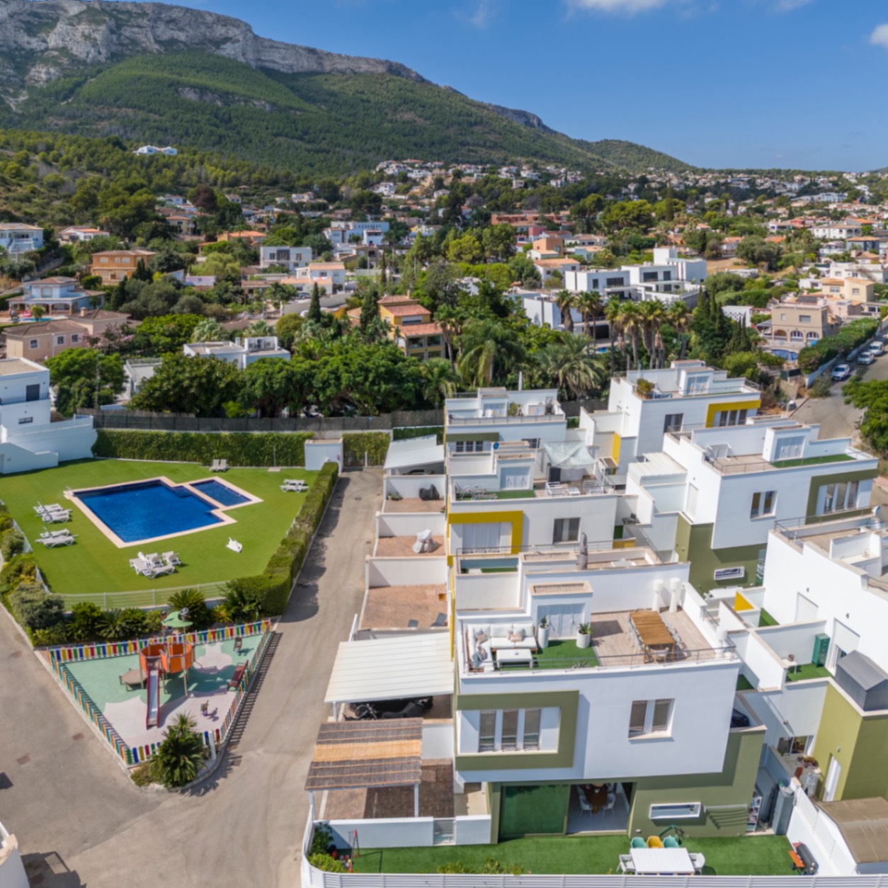 Prachtige geschakelde woning met een spectaculaire dakterras op slechts een paar stappen van het centrum van Denia.