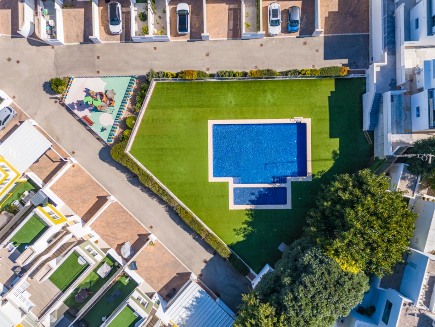 Prachtige geschakelde woning met een spectaculaire dakterras op slechts een paar stappen van het centrum van Denia.
