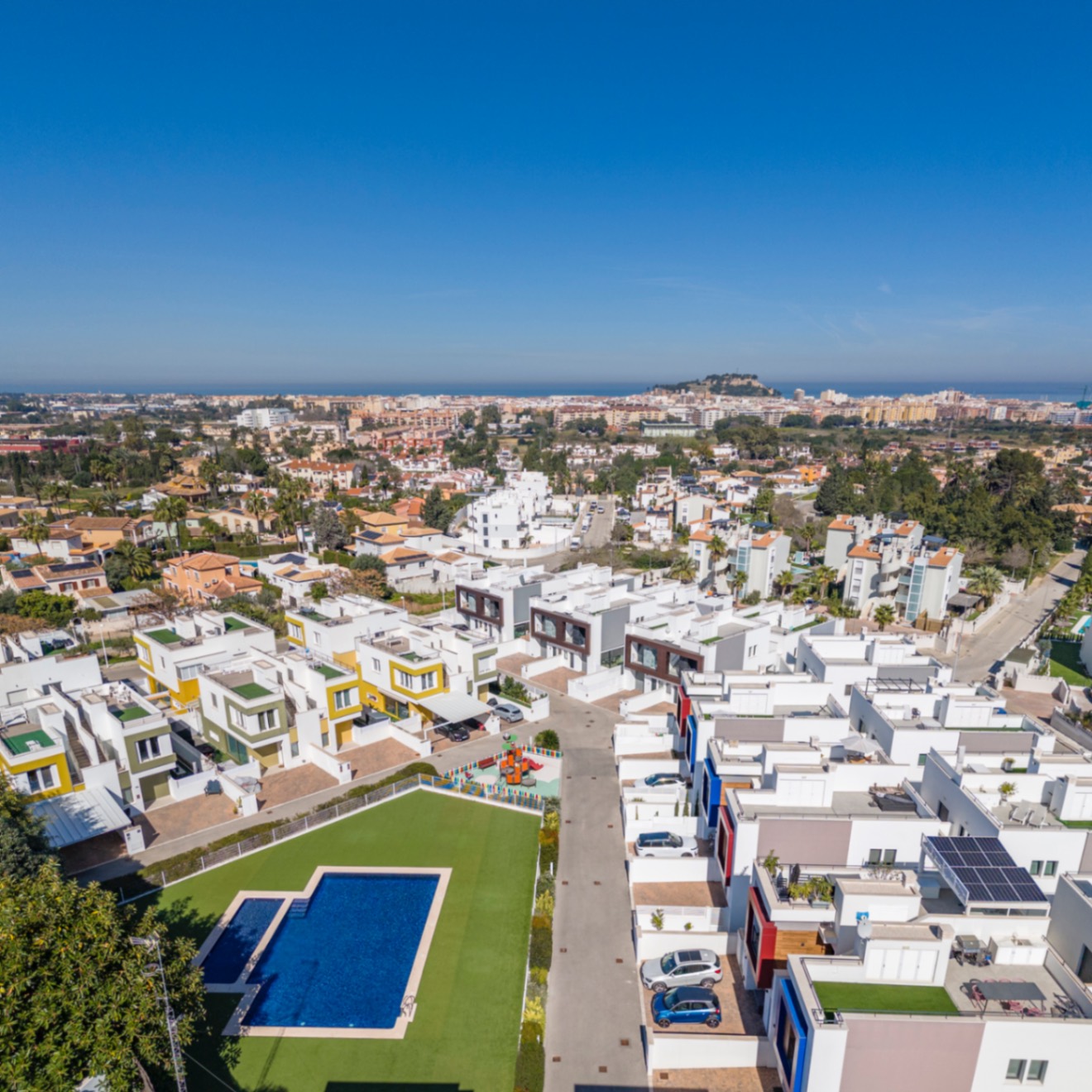 Prachtige geschakelde woning met een spectaculaire dakterras op slechts een paar stappen van het centrum van Denia.