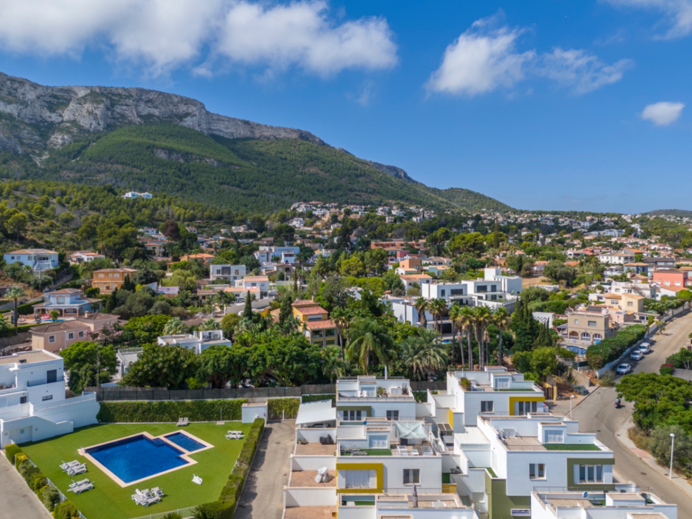 Prachtige geschakelde woning met een spectaculaire dakterras op slechts een paar stappen van het centrum van Denia.