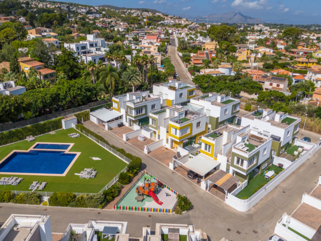 Prachtige geschakelde woning met een spectaculaire dakterras op slechts een paar stappen van het centrum van Denia.