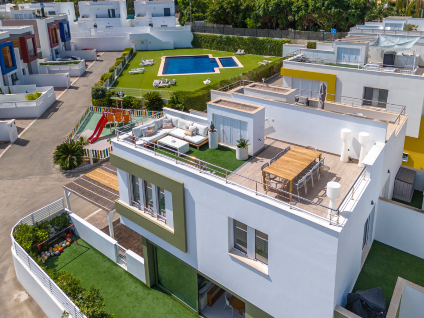 Prachtige geschakelde woning met een spectaculaire dakterras op slechts een paar stappen van het centrum van Denia.