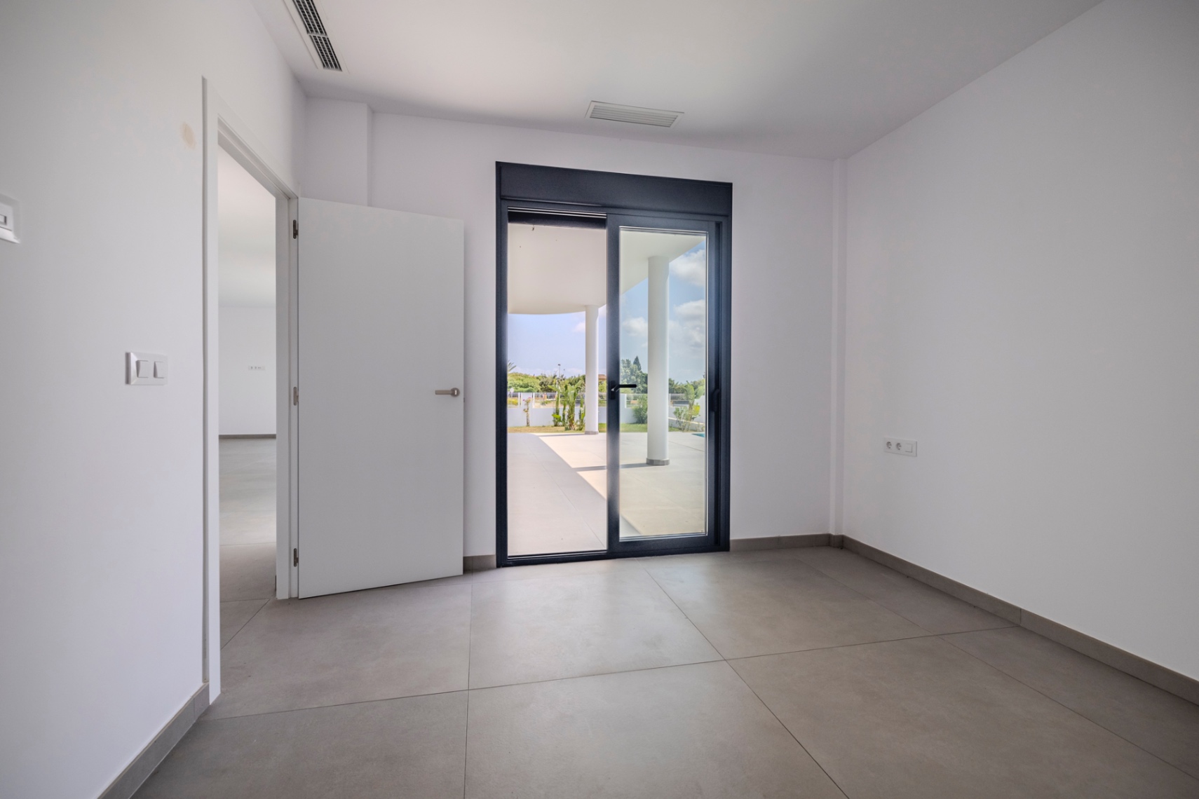 Exclusiva villa moderna a estrenar en Beniarbeig