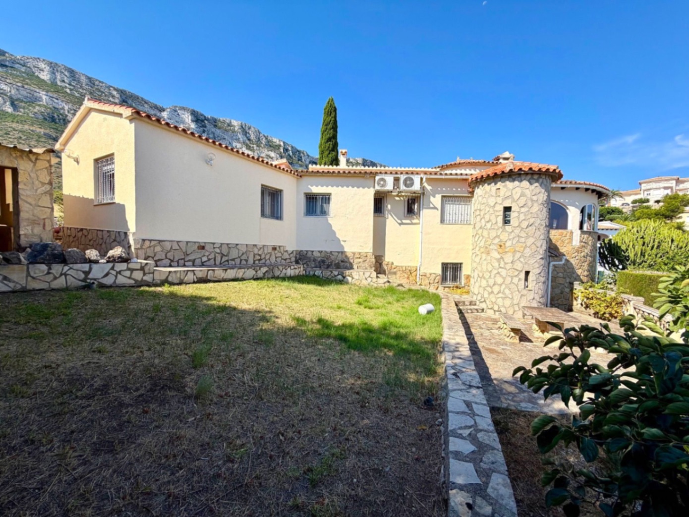 Villa con espectaculares vistas al mar en venta en Denia