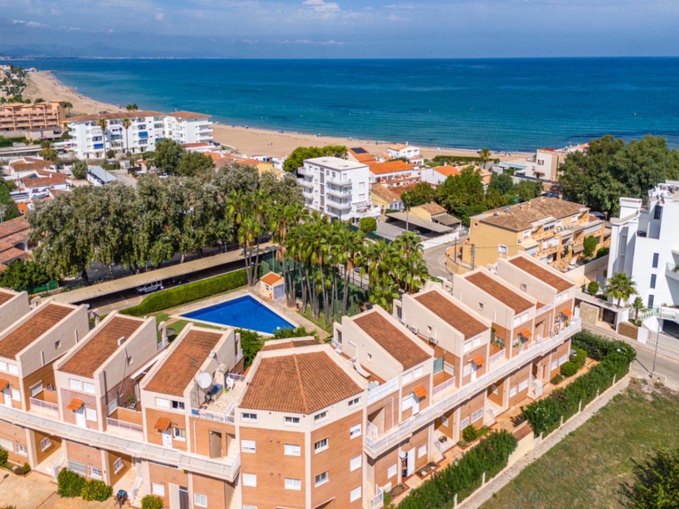 Bonito apartamento ático en venta con vistas al mar y cerca de la playa.