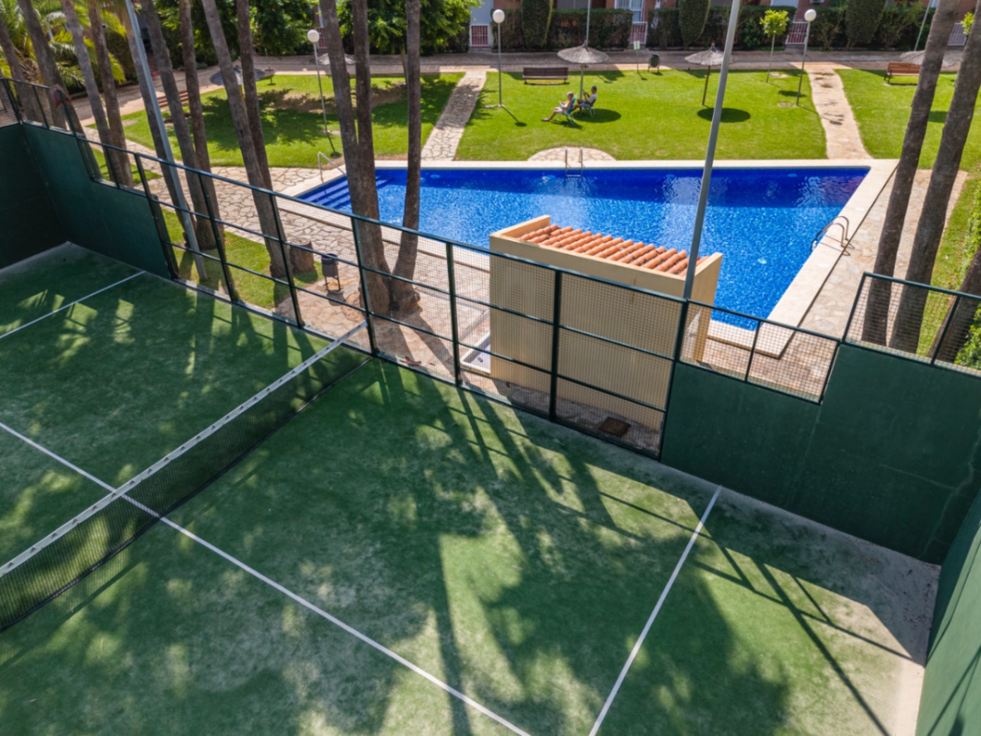 Bonito apartamento ático en venta con vistas al mar y cerca de la playa.