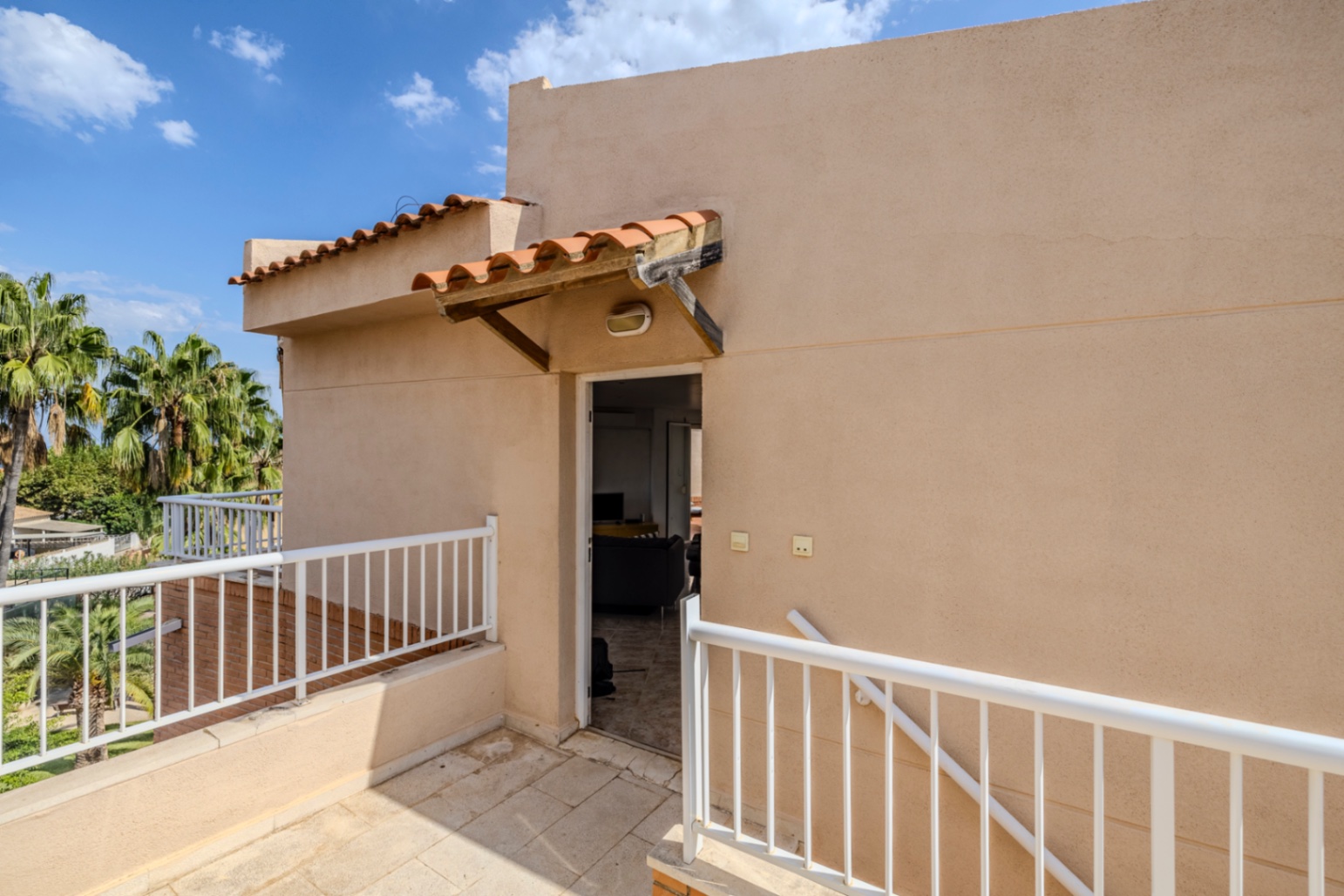 Bonito apartamento ático en venta con vistas al mar y cerca de la playa.