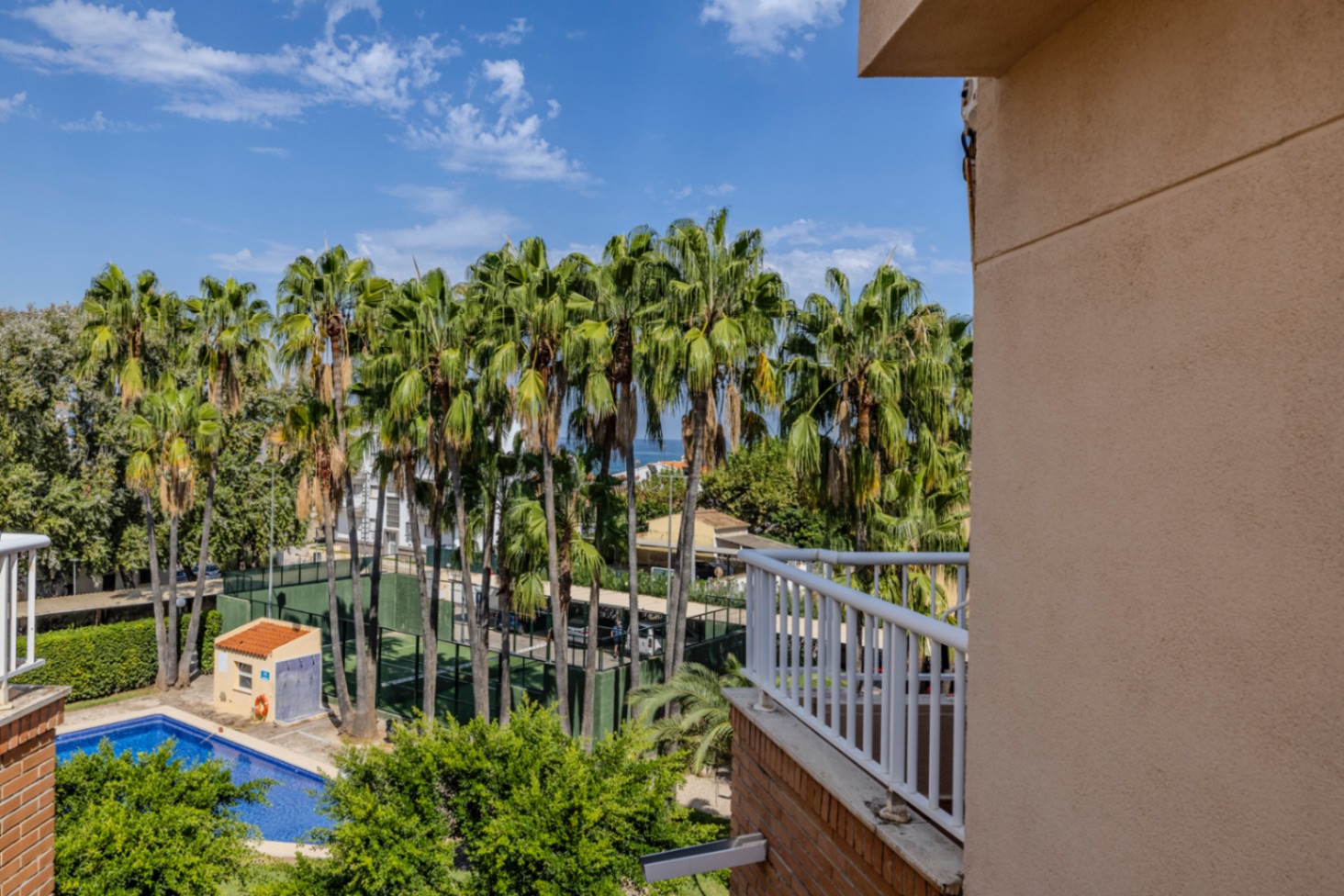 Bonito apartamento ático en venta con vistas al mar y cerca de la playa.