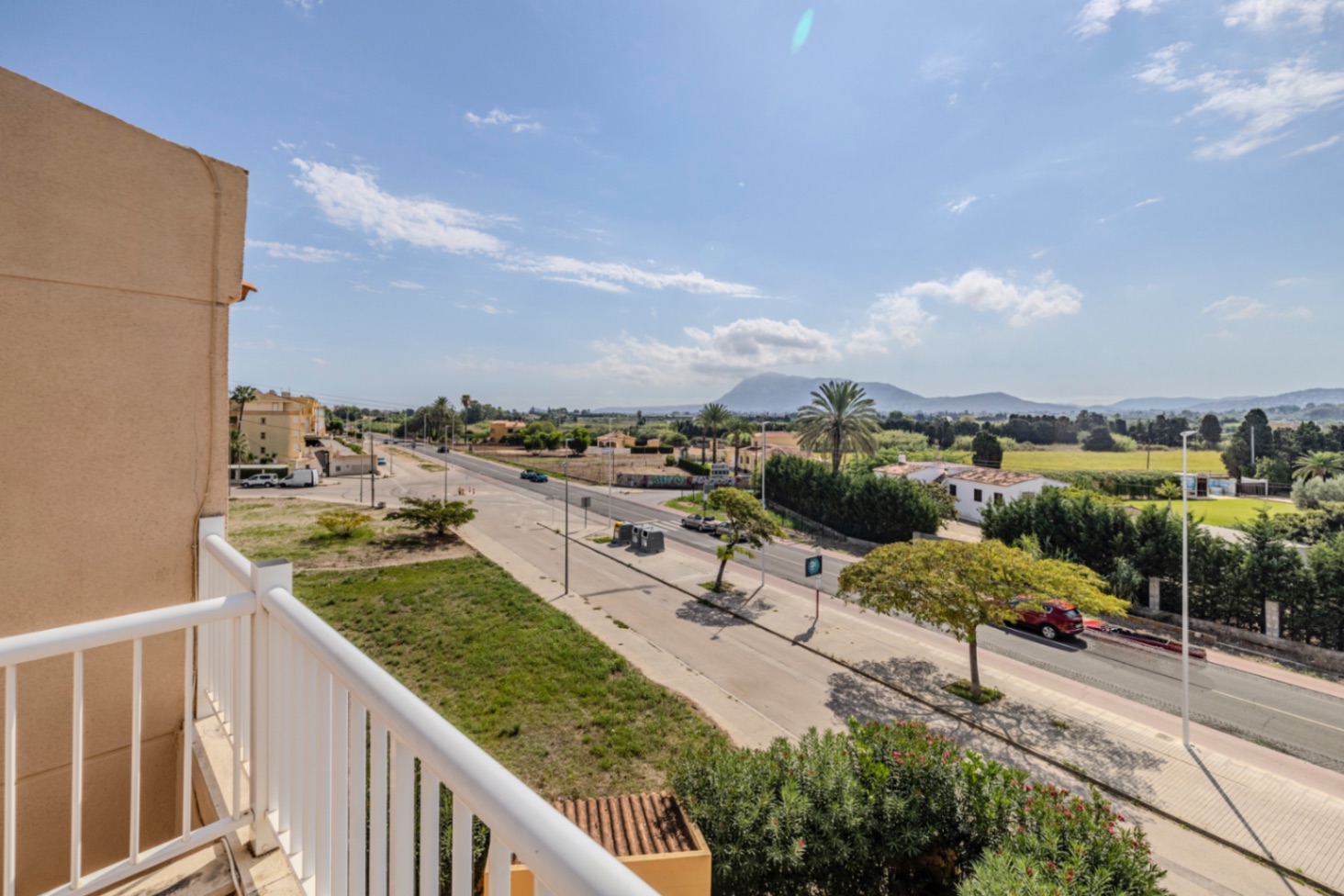 Bonito apartamento ático en venta con vistas al mar y cerca de la playa.