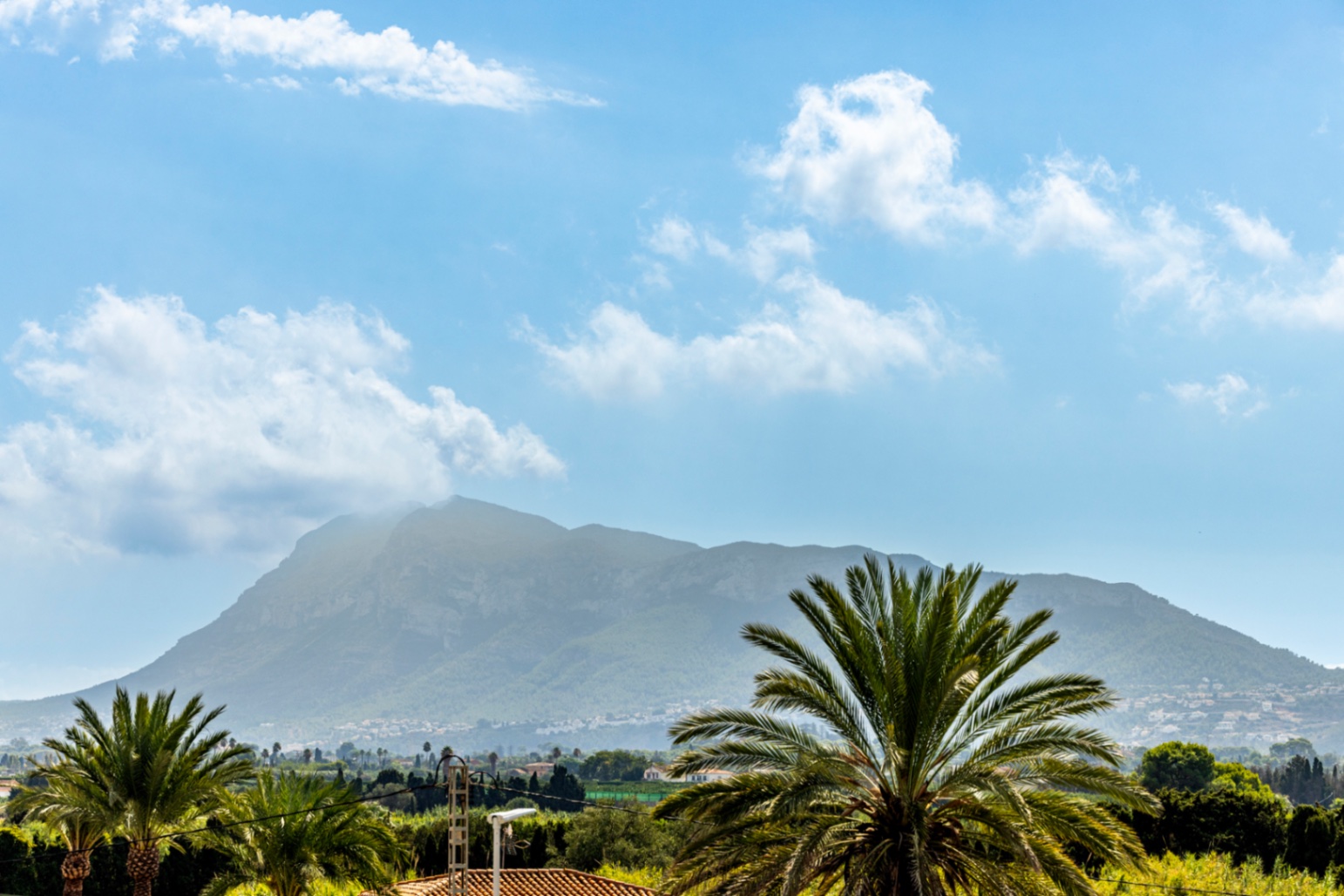 Bonito apartamento ático en venta con vistas al mar y cerca de la playa.