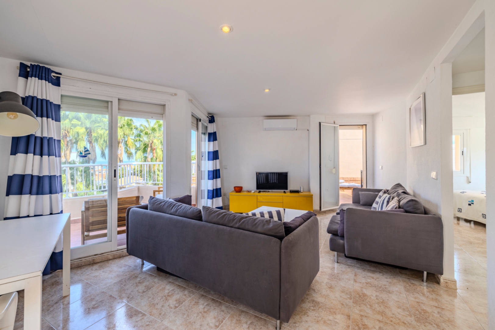 Bonito apartamento ático en venta con vistas al mar y cerca de la playa.