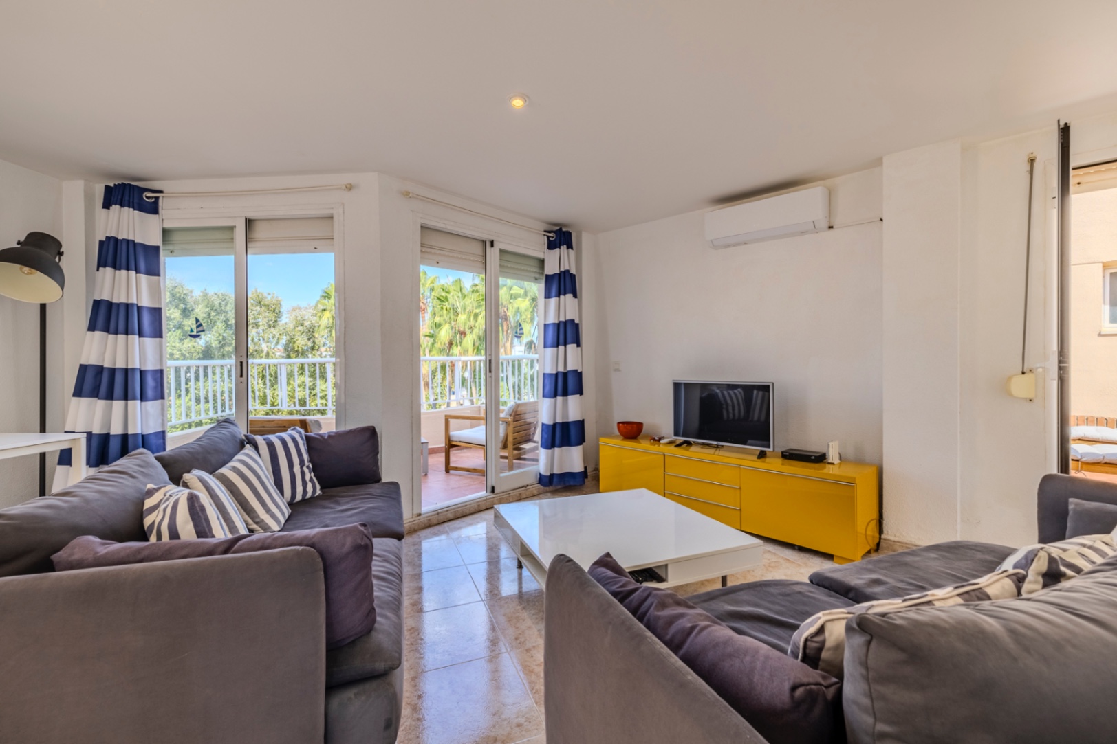 Bonito apartamento ático en venta con vistas al mar y cerca de la playa.