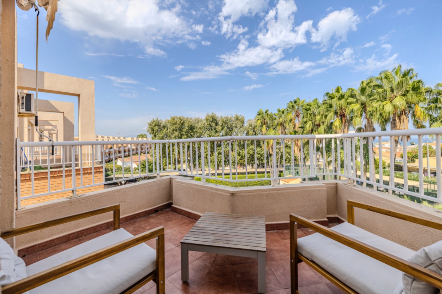 Bonito apartamento ático en venta con vistas al mar y cerca de la playa.