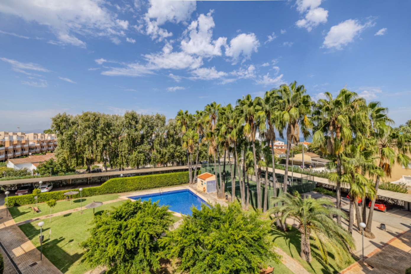 Bonito apartamento ático en venta con vistas al mar y cerca de la playa.