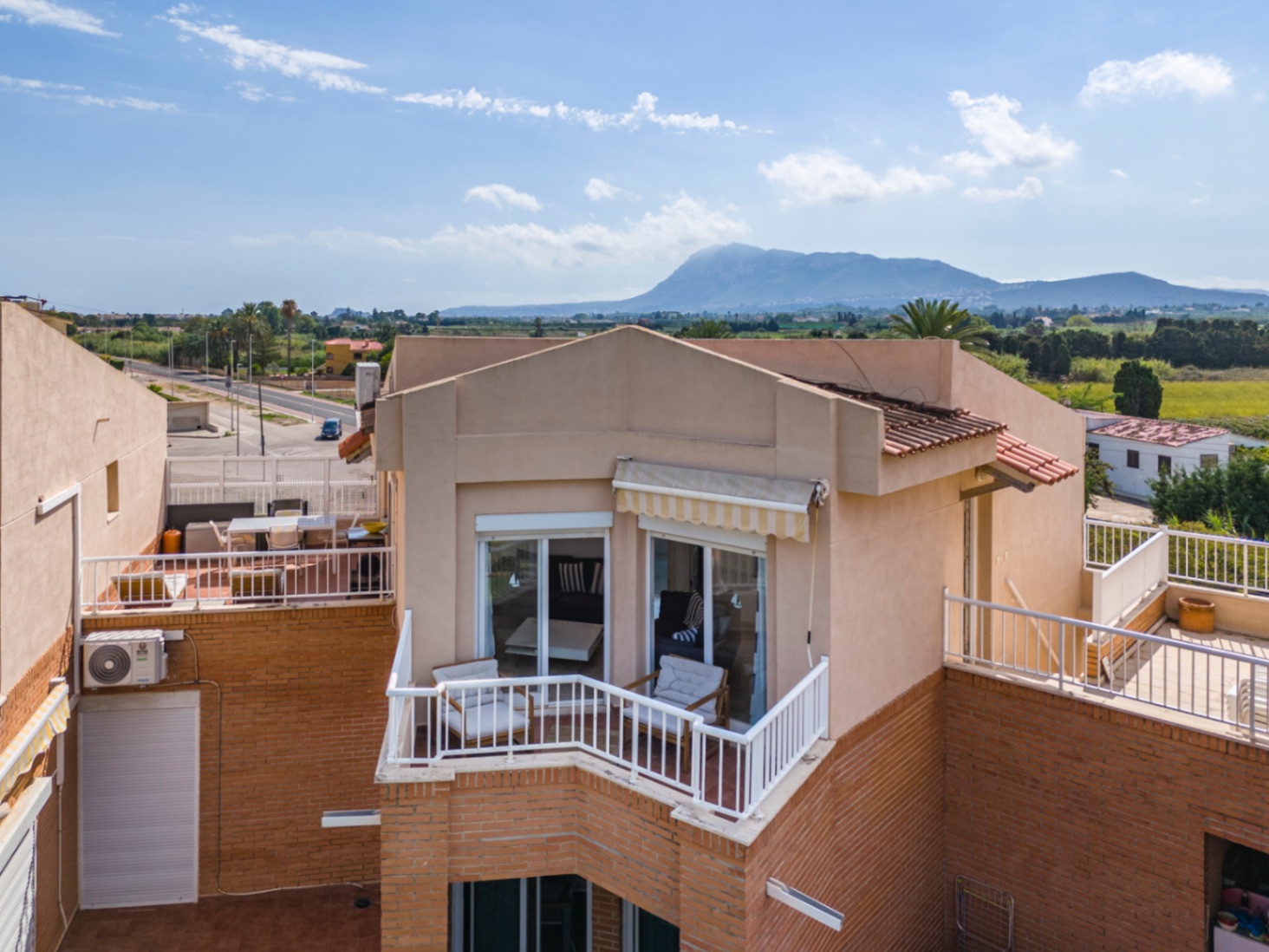 Bonito apartamento ático en venta con vistas al mar y cerca de la playa.