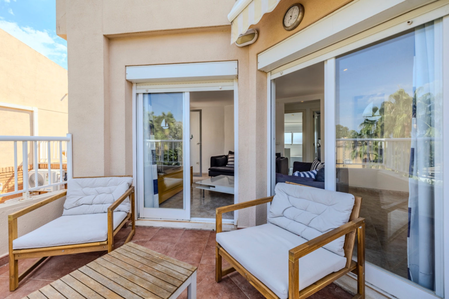 Bonito apartamento ático en venta con vistas al mar y cerca de la playa.
