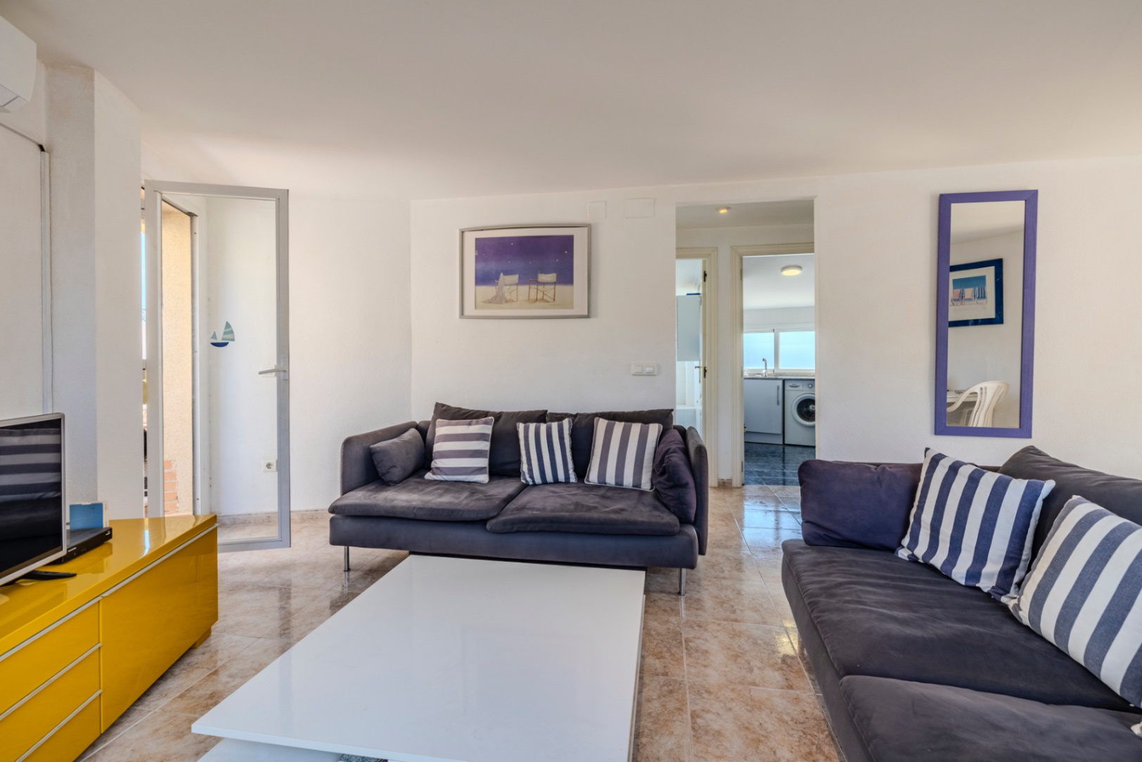 Bonito apartamento ático en venta con vistas al mar y cerca de la playa.