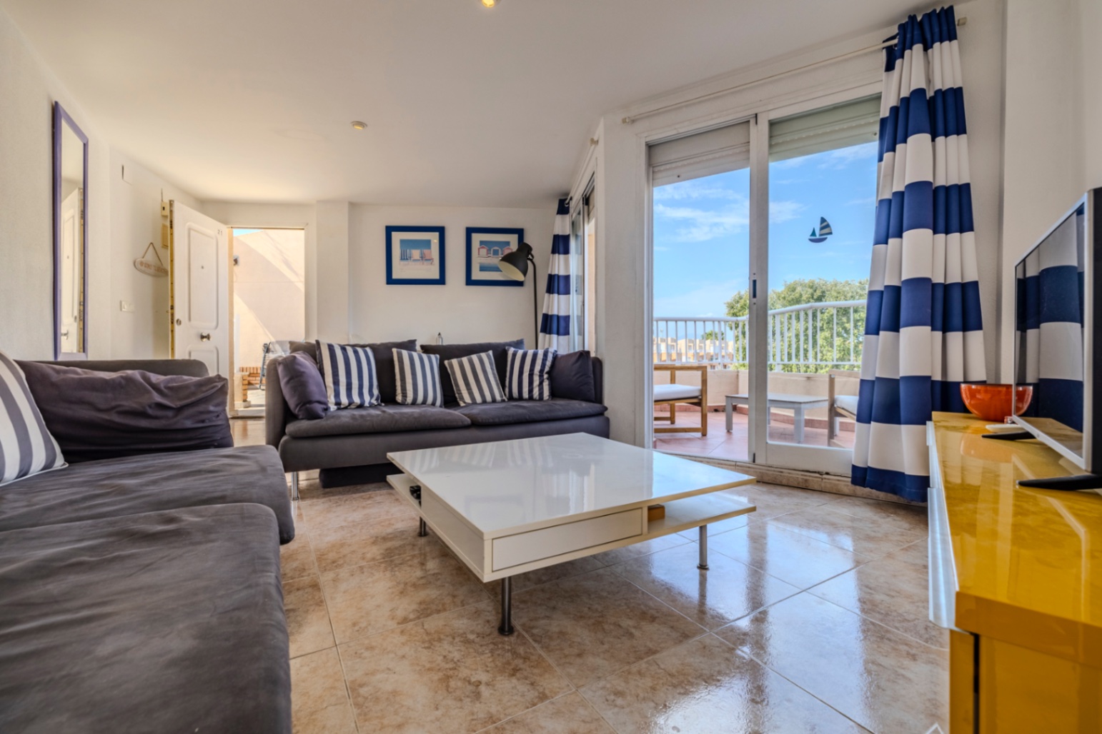 Bonito apartamento ático en venta con vistas al mar y cerca de la playa.