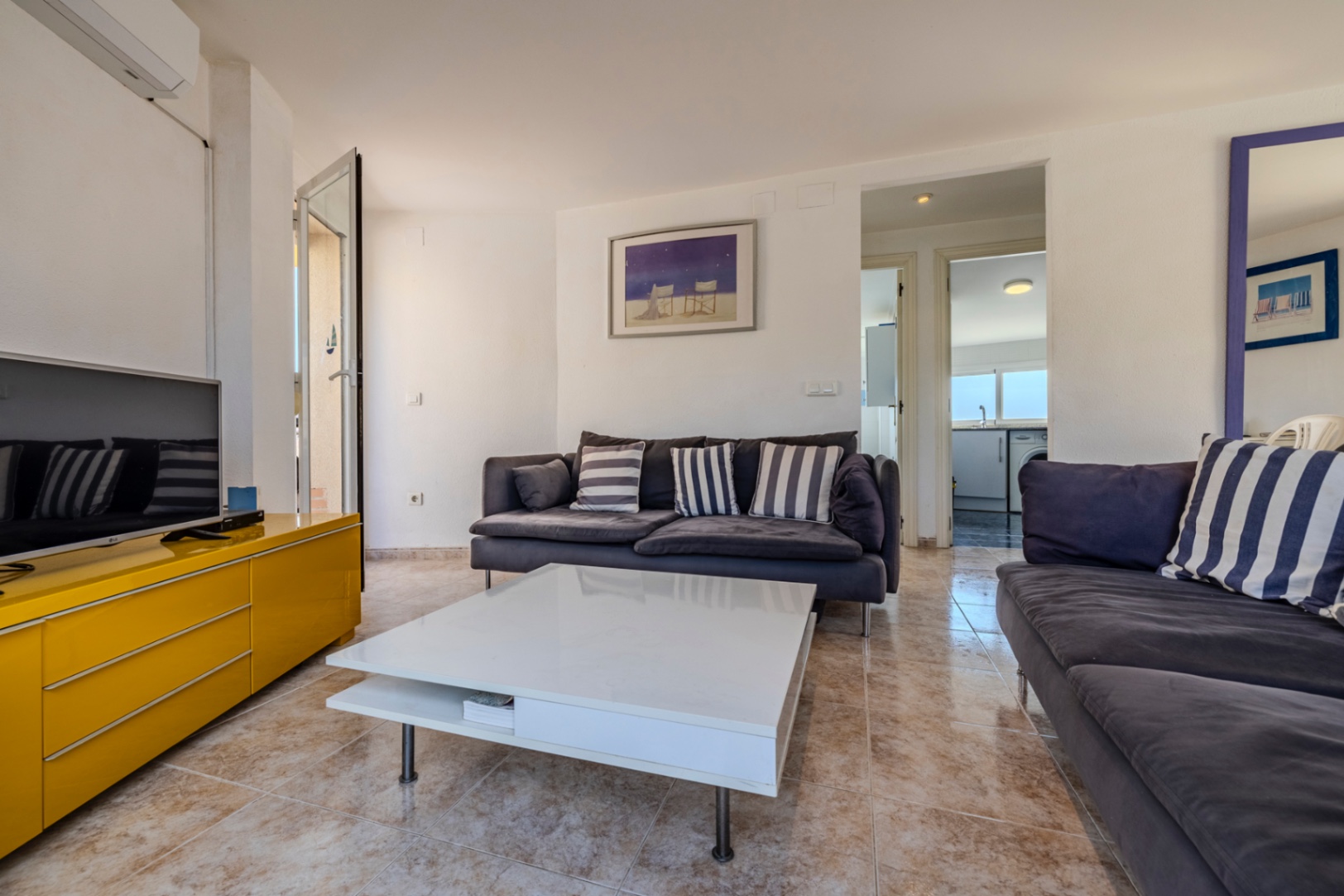 Bonito apartamento ático en venta con vistas al mar y cerca de la playa.