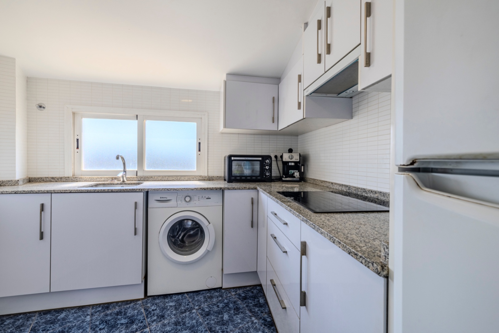 Bonito apartamento ático en venta con vistas al mar y cerca de la playa.