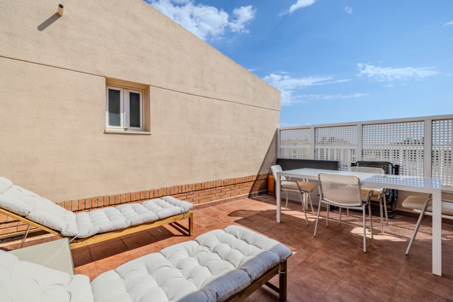 Bonito apartamento ático en venta con vistas al mar y cerca de la playa.
