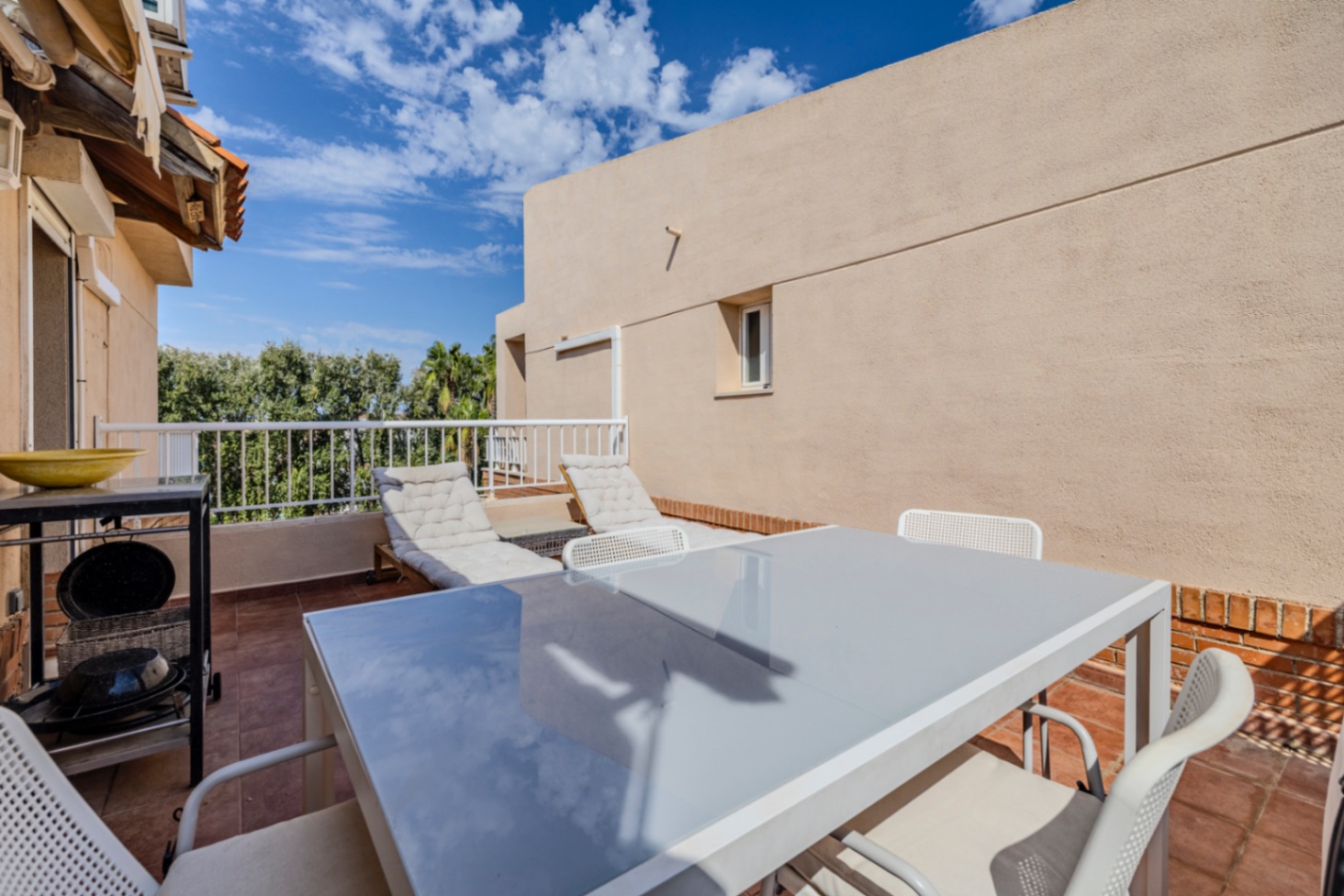 Bonito apartamento ático en venta con vistas al mar y cerca de la playa.