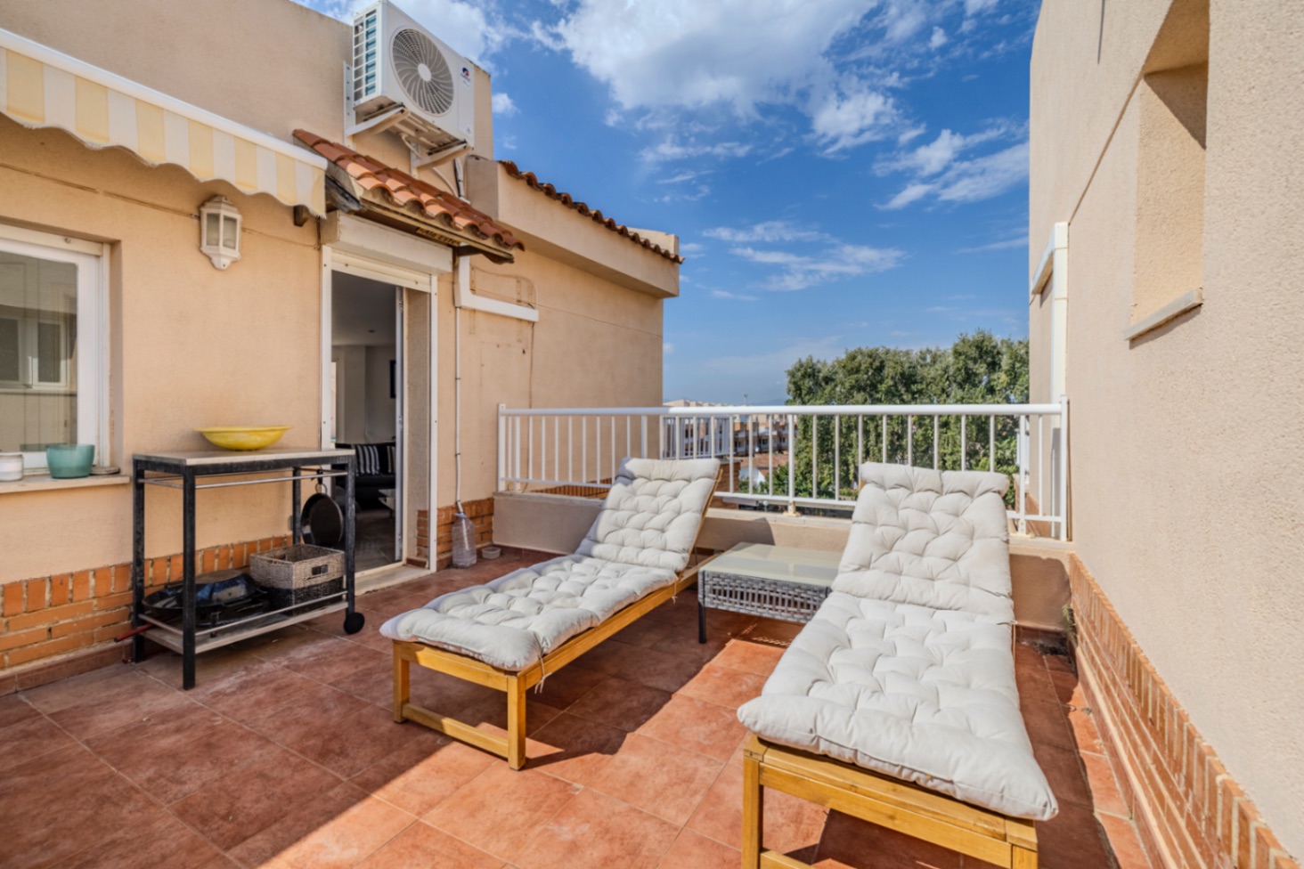 Bonito apartamento ático en venta con vistas al mar y cerca de la playa.
