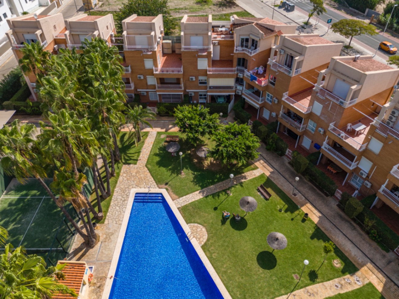 Bonito apartamento ático en venta con vistas al mar y cerca de la playa.
