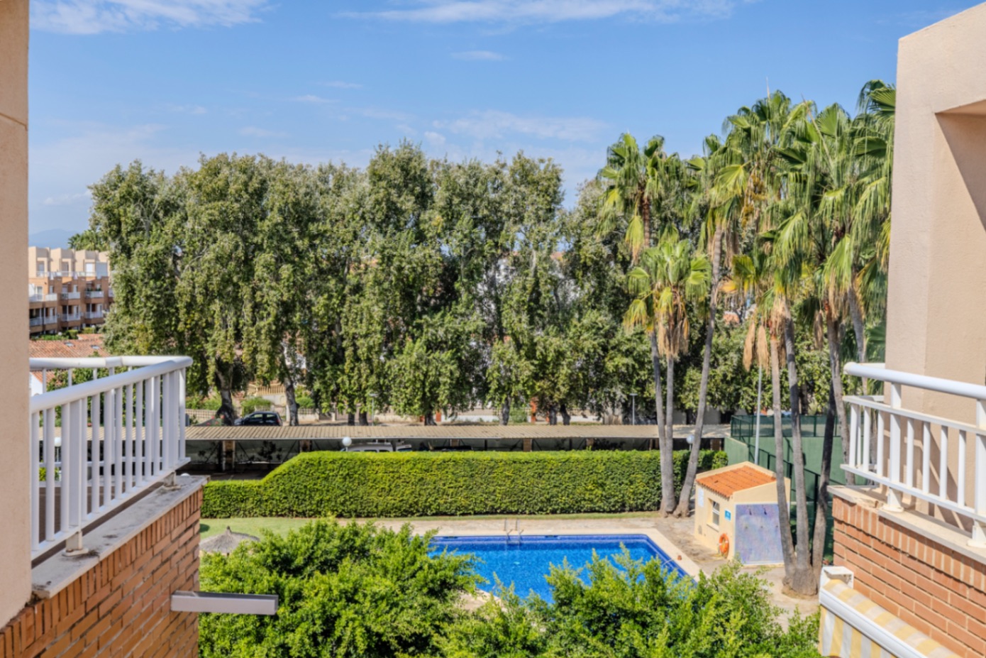 Bonito apartamento ático en venta con vistas al mar y cerca de la playa.
