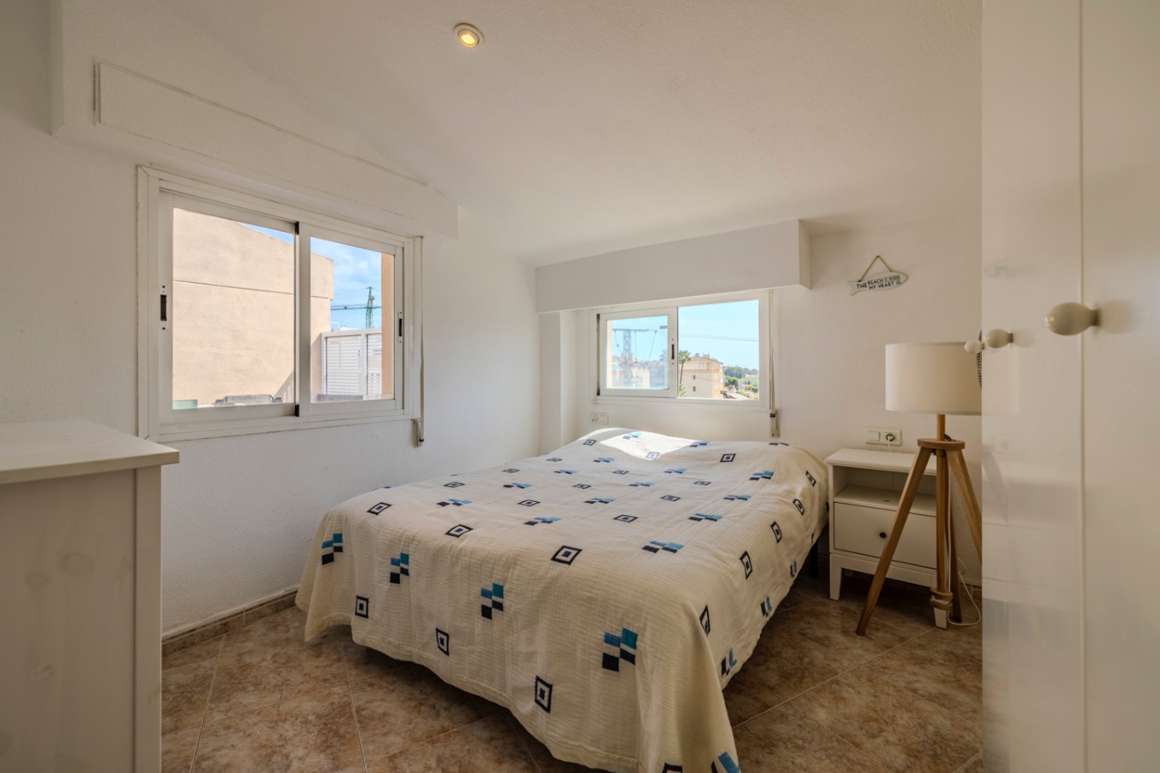 Bonito apartamento ático en venta con vistas al mar y cerca de la playa.
