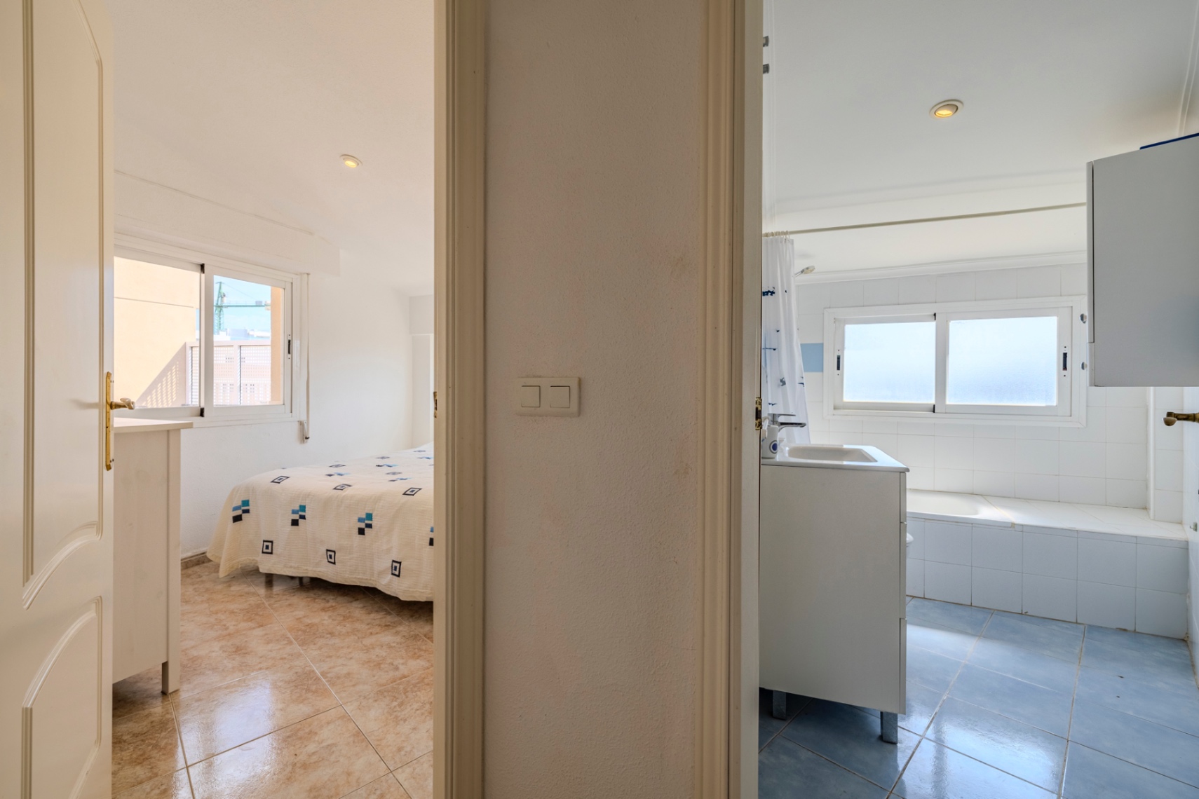 Bonito apartamento ático en venta con vistas al mar y cerca de la playa.