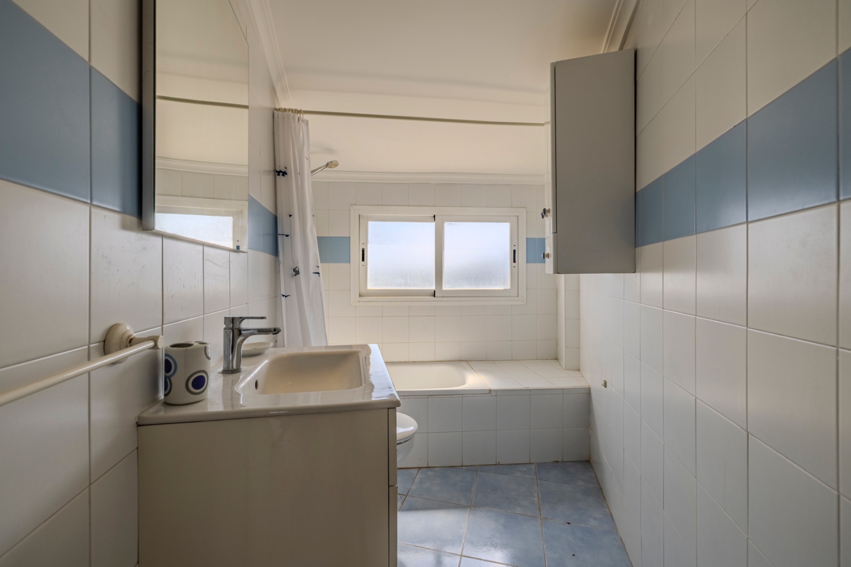 Bonito apartamento ático en venta con vistas al mar y cerca de la playa.