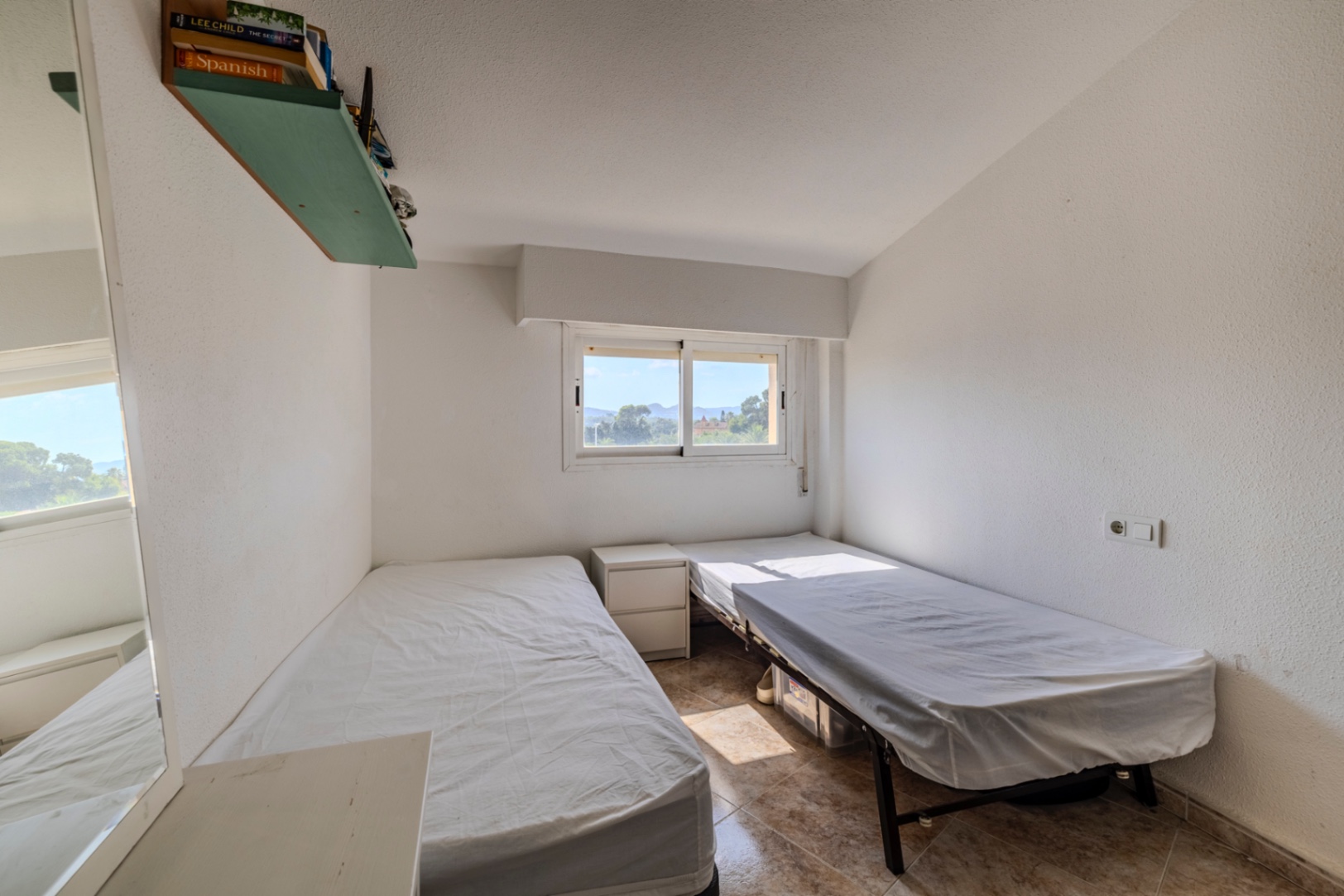 Bonito apartamento ático en venta con vistas al mar y cerca de la playa.