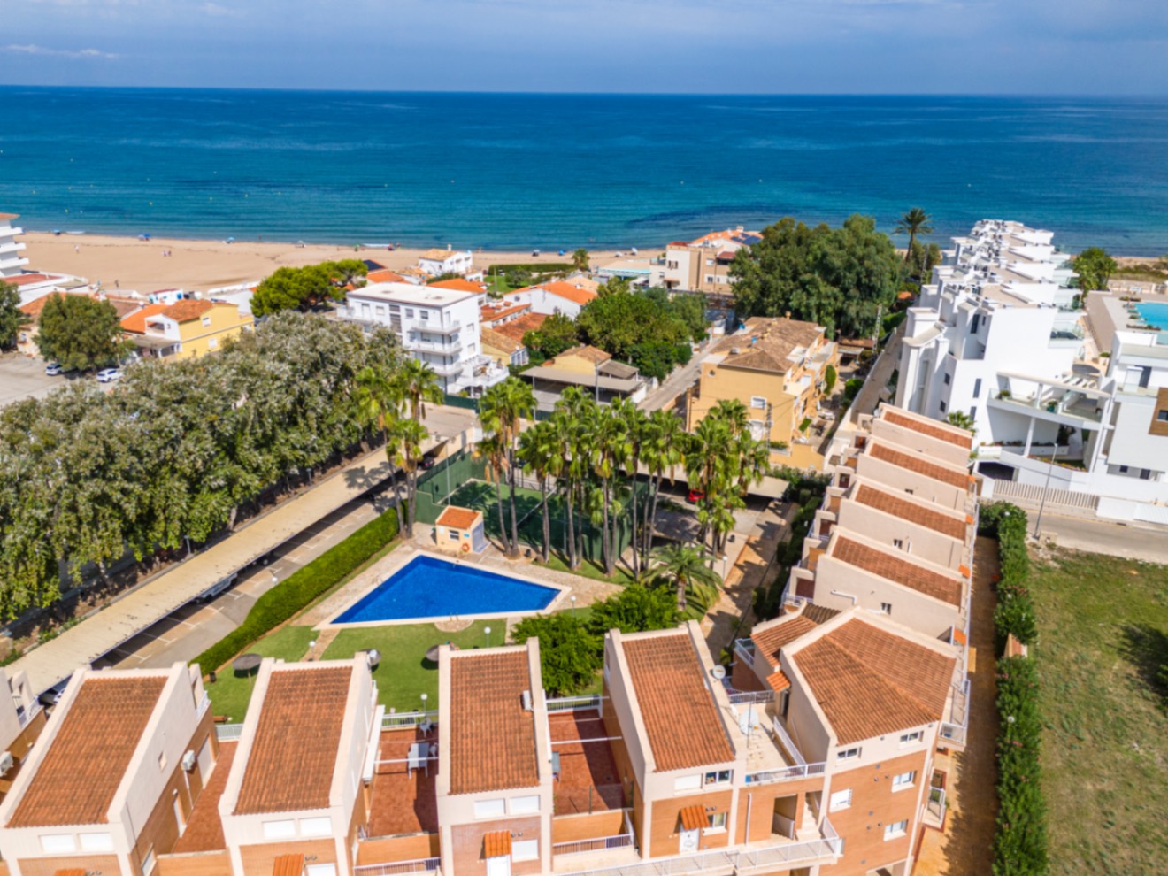 Bonito apartamento ático en venta con vistas al mar y cerca de la playa.