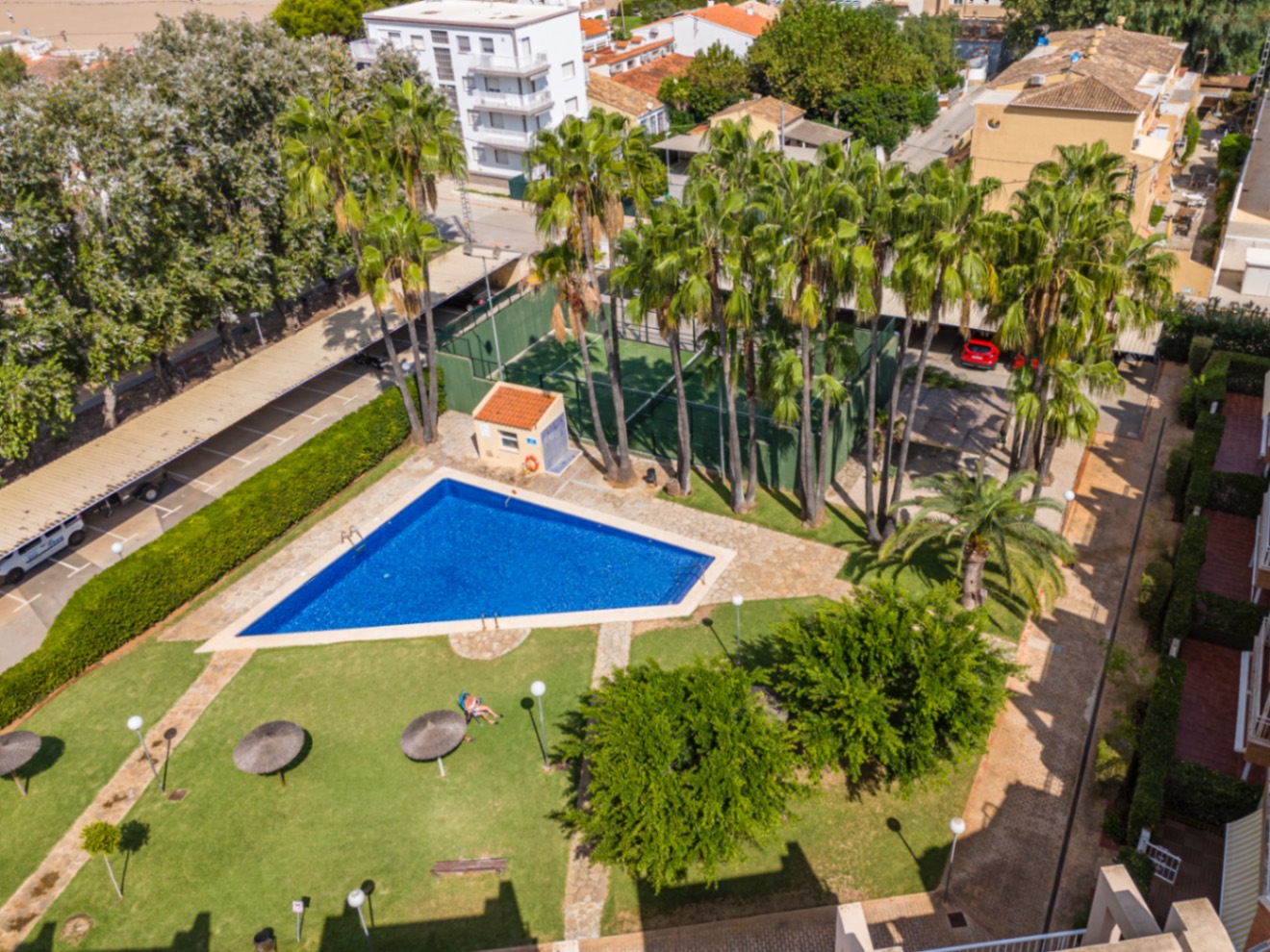 Bonito apartamento ático en venta con vistas al mar y cerca de la playa.