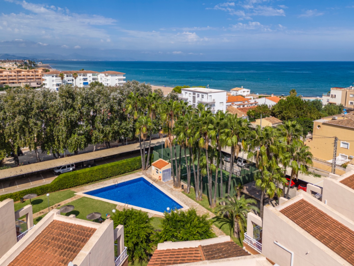 Bonito apartamento ático en venta con vistas al mar y cerca de la playa.