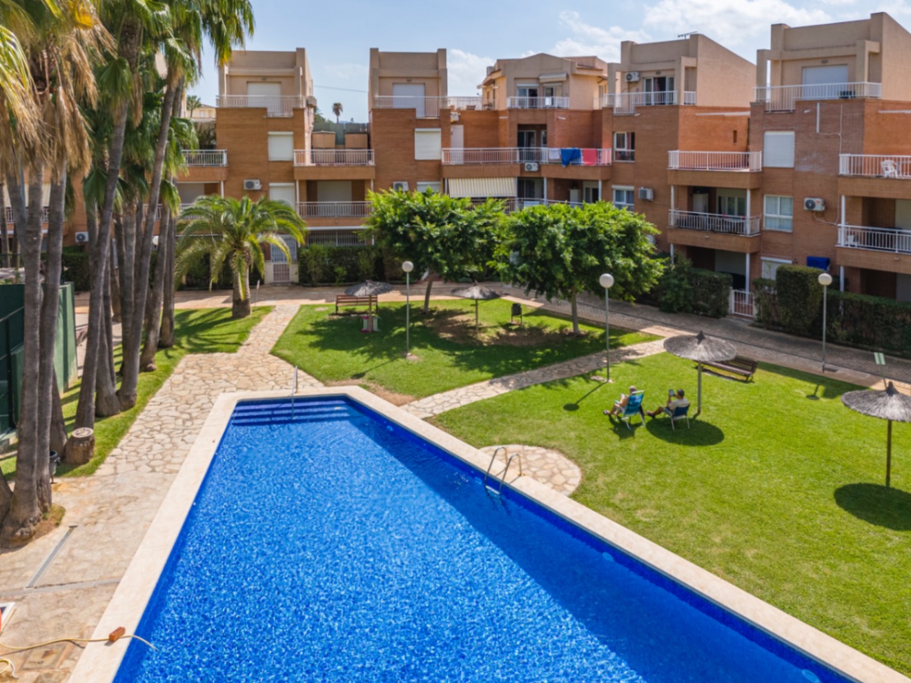 Bonito apartamento ático en venta con vistas al mar y cerca de la playa.