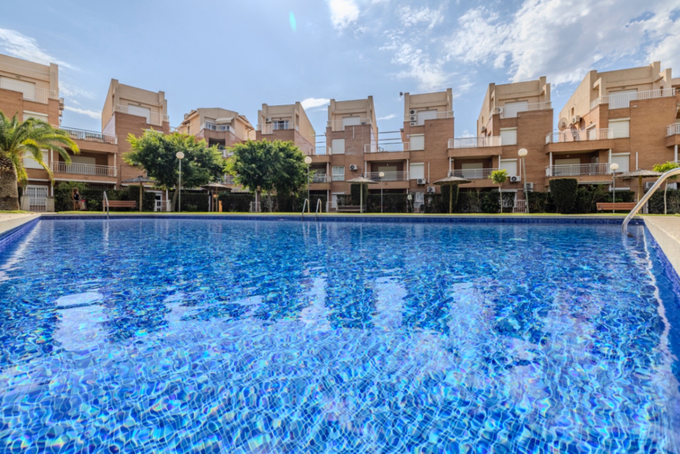 Bonito apartamento ático en venta con vistas al mar y cerca de la playa.