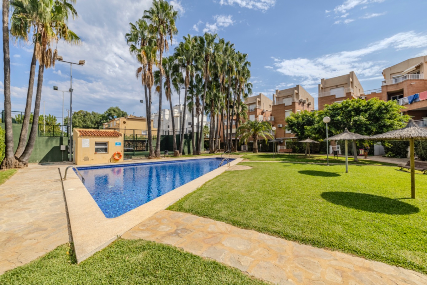 Bonito apartamento ático en venta con vistas al mar y cerca de la playa.