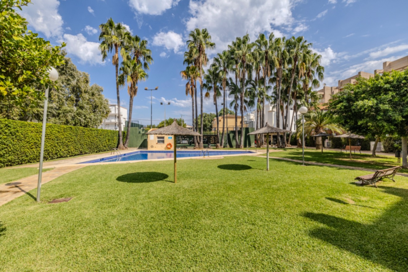 Bonito apartamento ático en venta con vistas al mar y cerca de la playa.