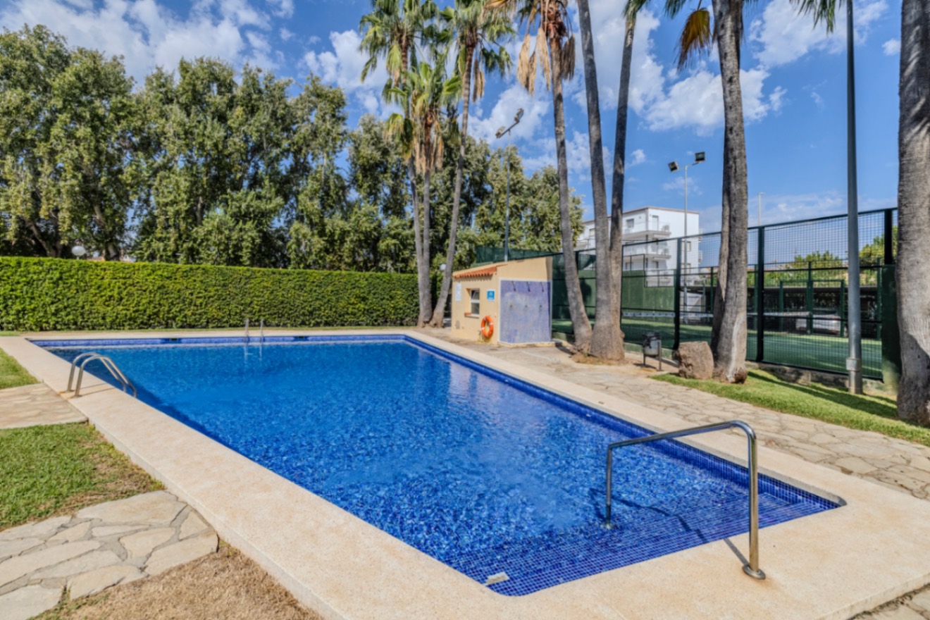 Bonito apartamento ático en venta con vistas al mar y cerca de la playa.