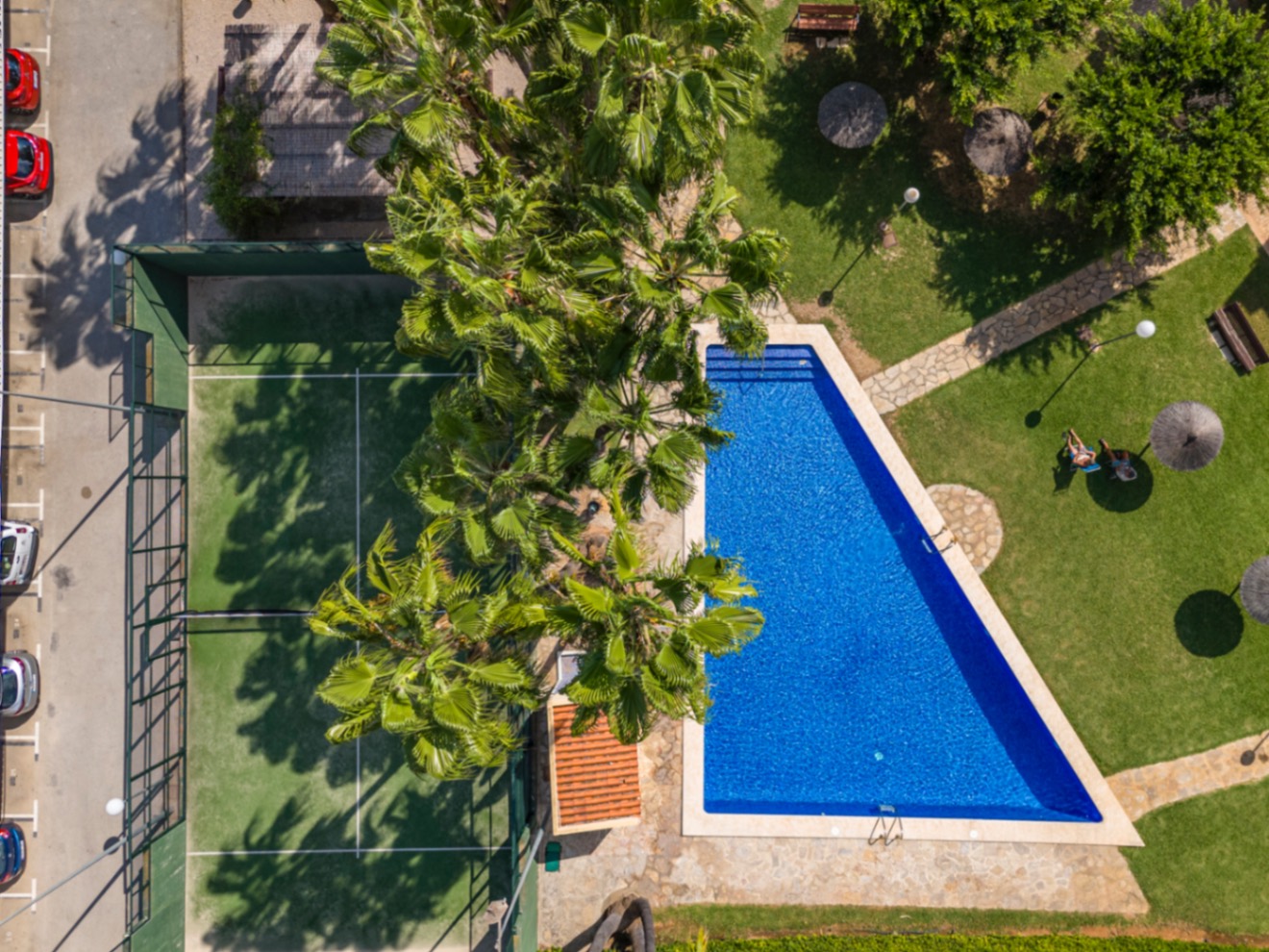 Bonito apartamento ático en venta con vistas al mar y cerca de la playa.