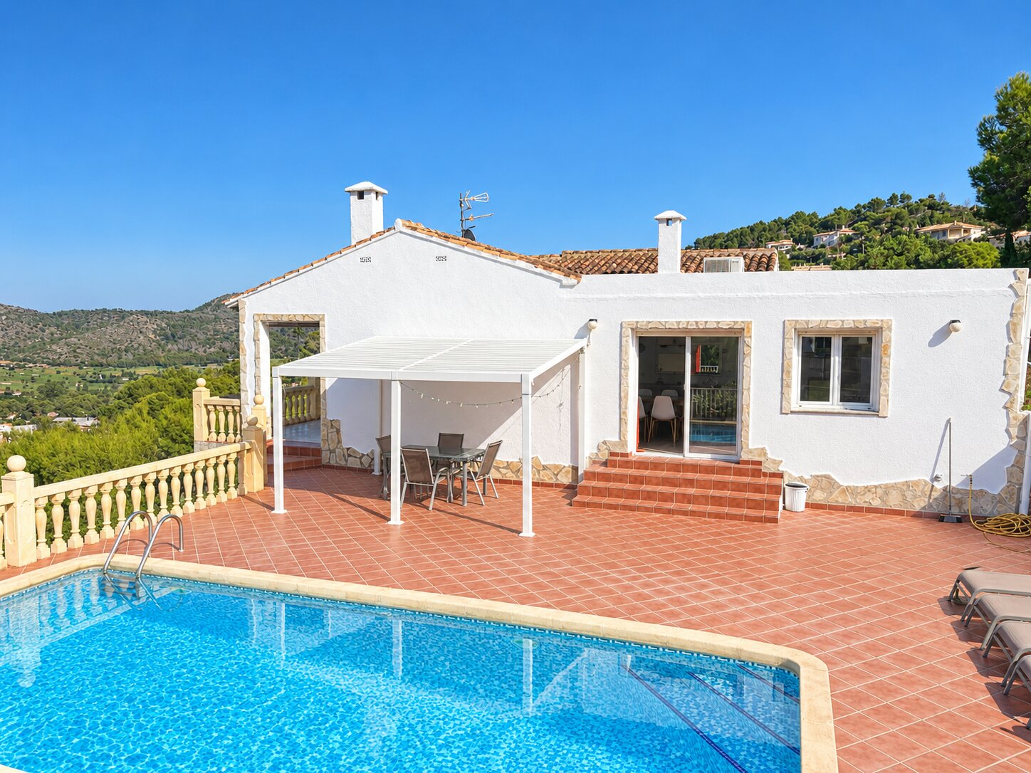 Bonita villa en venta en La Sella con vistas al mar.