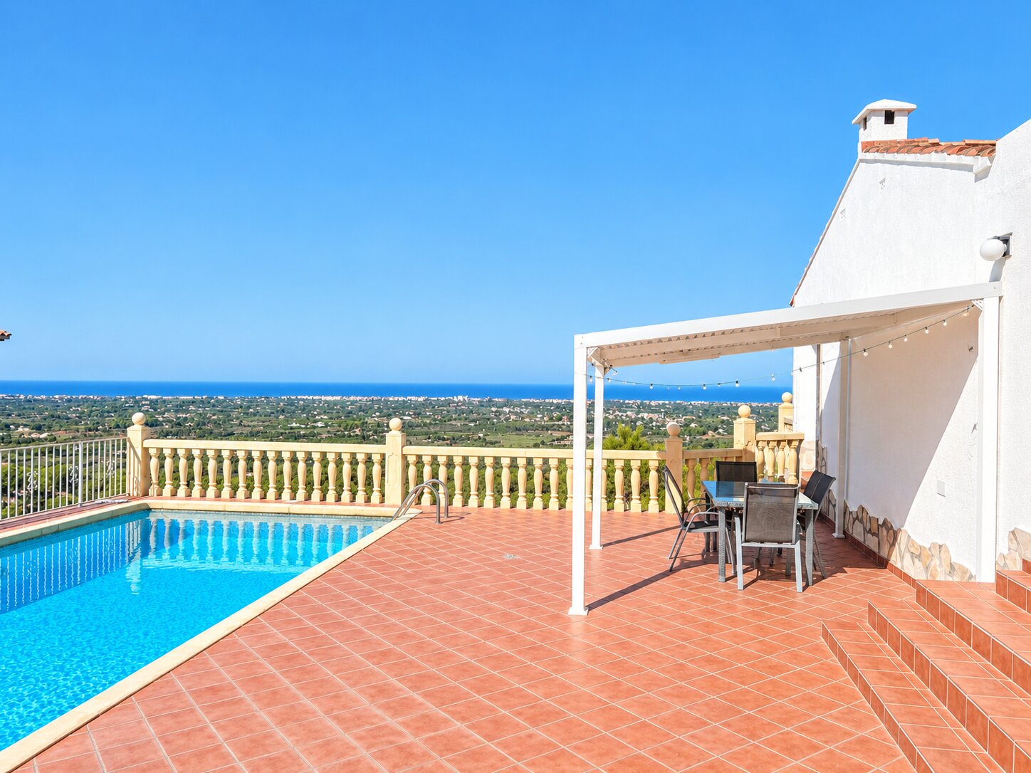 Bonita villa en venta en La Sella con vistas al mar.