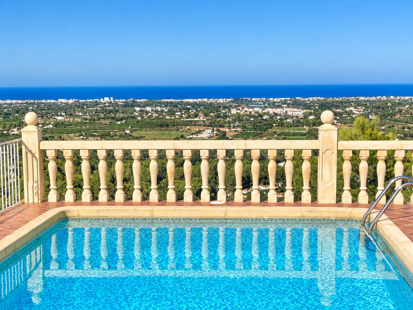 Bonita villa en venta en La Sella con vistas al mar.