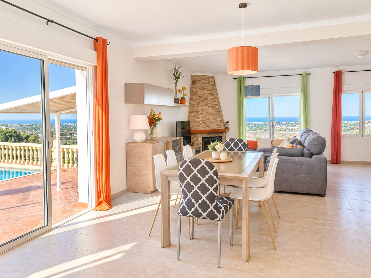 Bonita villa en venta en La Sella con vistas al mar.
